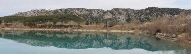 Luberon avec reflet dans le lac de Cheval-Blanc